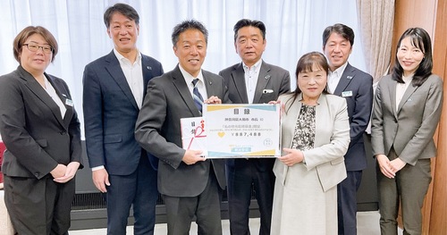 目録を受け取った古谷田市長（左から３人目）＝28日・大和市役所