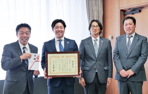 贈呈式の様子＝提供