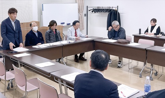 あいさつに立つ藤岡実行委員長（左）＝10月29日・大和商工会議所