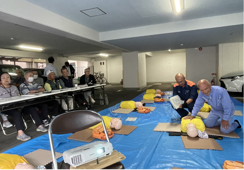 ダミー人形を用いて傷病者を救護する手順などを学んだ