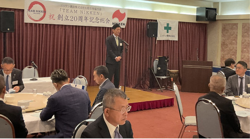 あいさつに立つ横澤代表＝7日・北京飯店