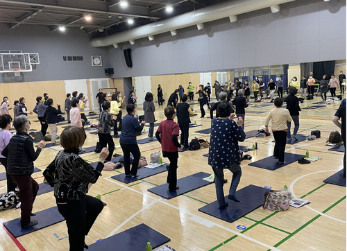 体操をする参加者ら