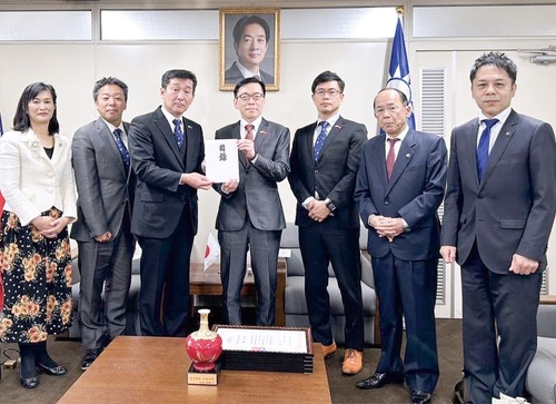 代表して目録を手渡す橋本会長（左から3人目）