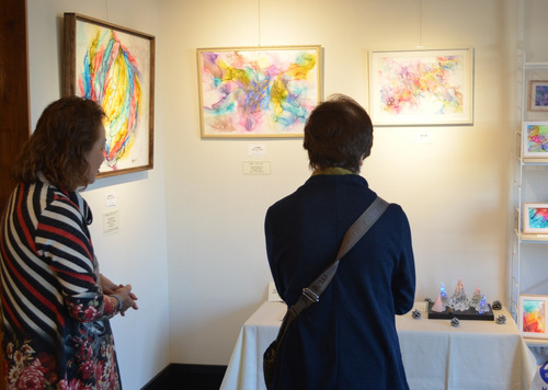 作品の説明をする長谷部さん（左）