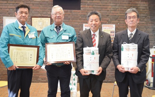 寄贈式の様子＝12月5日・市役所1階