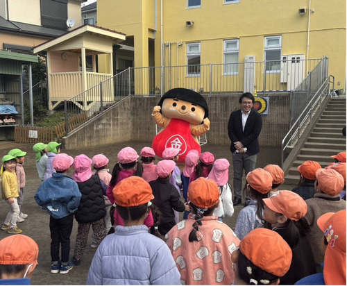 かながわキンタロウに興味津々の園児たち