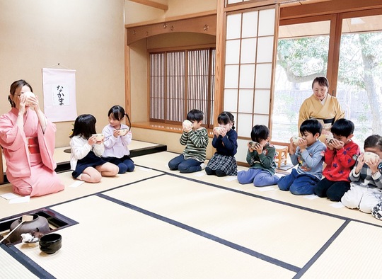 抹茶を楽しむ子どもたち＝11日・慈緑庵