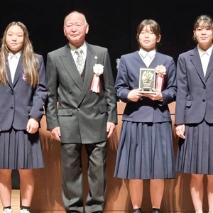 表彰を受けるつきみ野中学校水泳部の選手ら