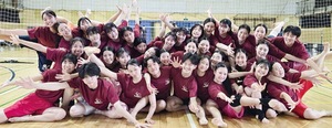 全国大会出場を喜ぶ創作舞踊部のメンバーたち＝６月22日・大和高校体育館