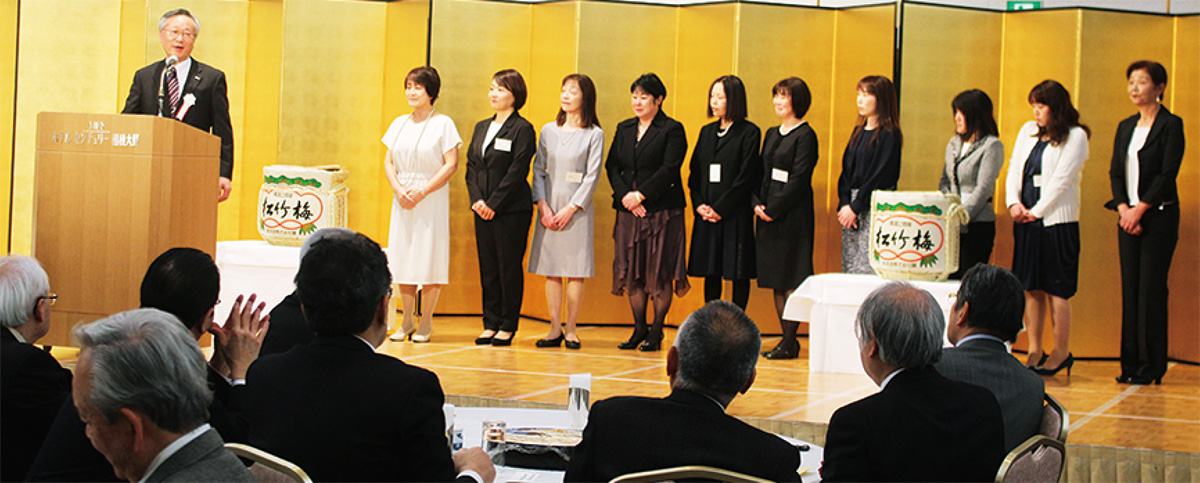 感謝の意を込め訪問看護Ｓの看護師を壇上に