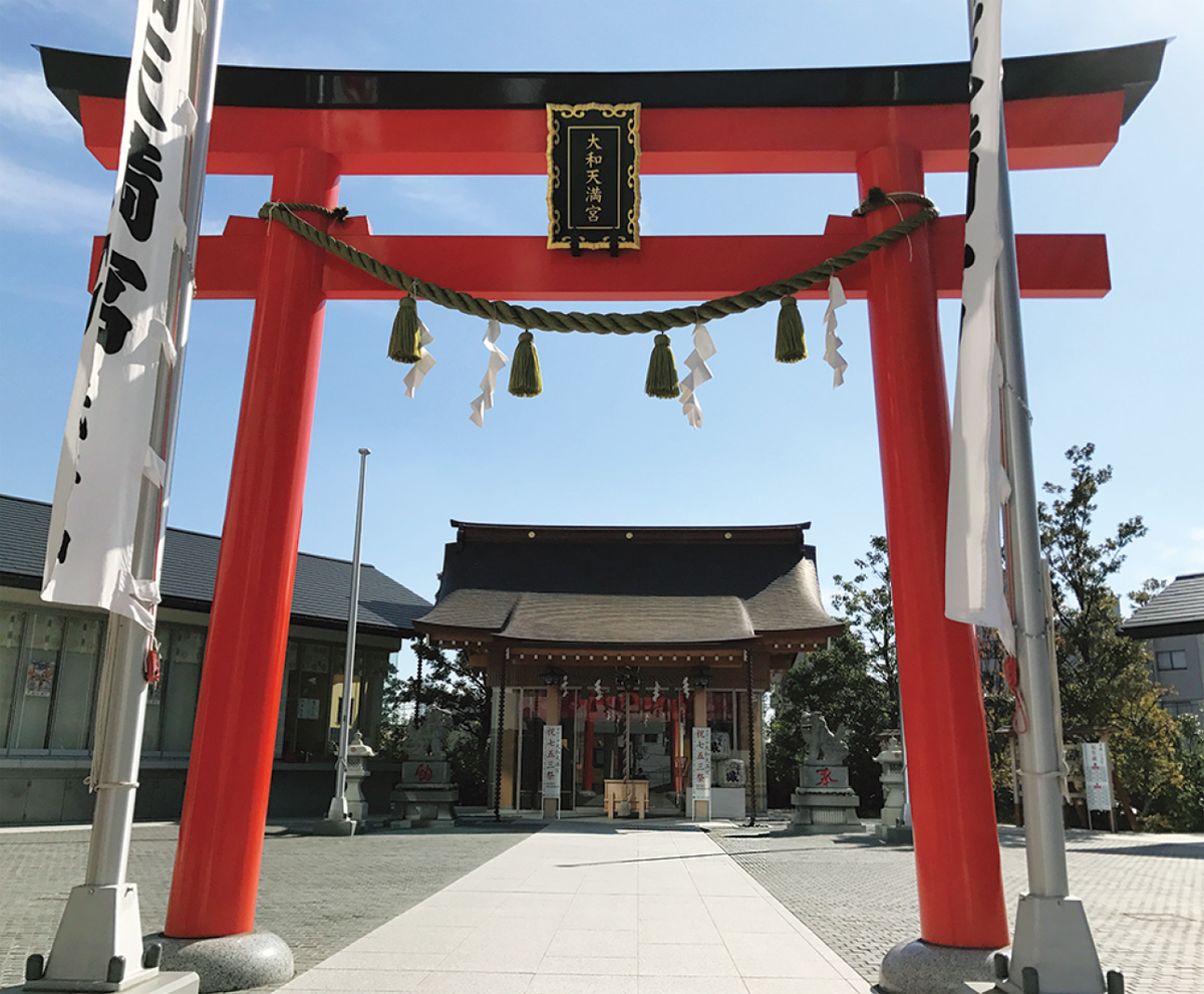 現在の鳥居と社殿