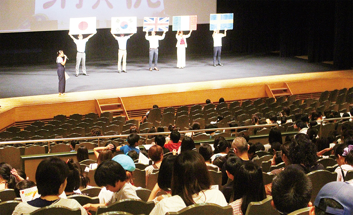 ビンゴゲームに子ども達も熱中