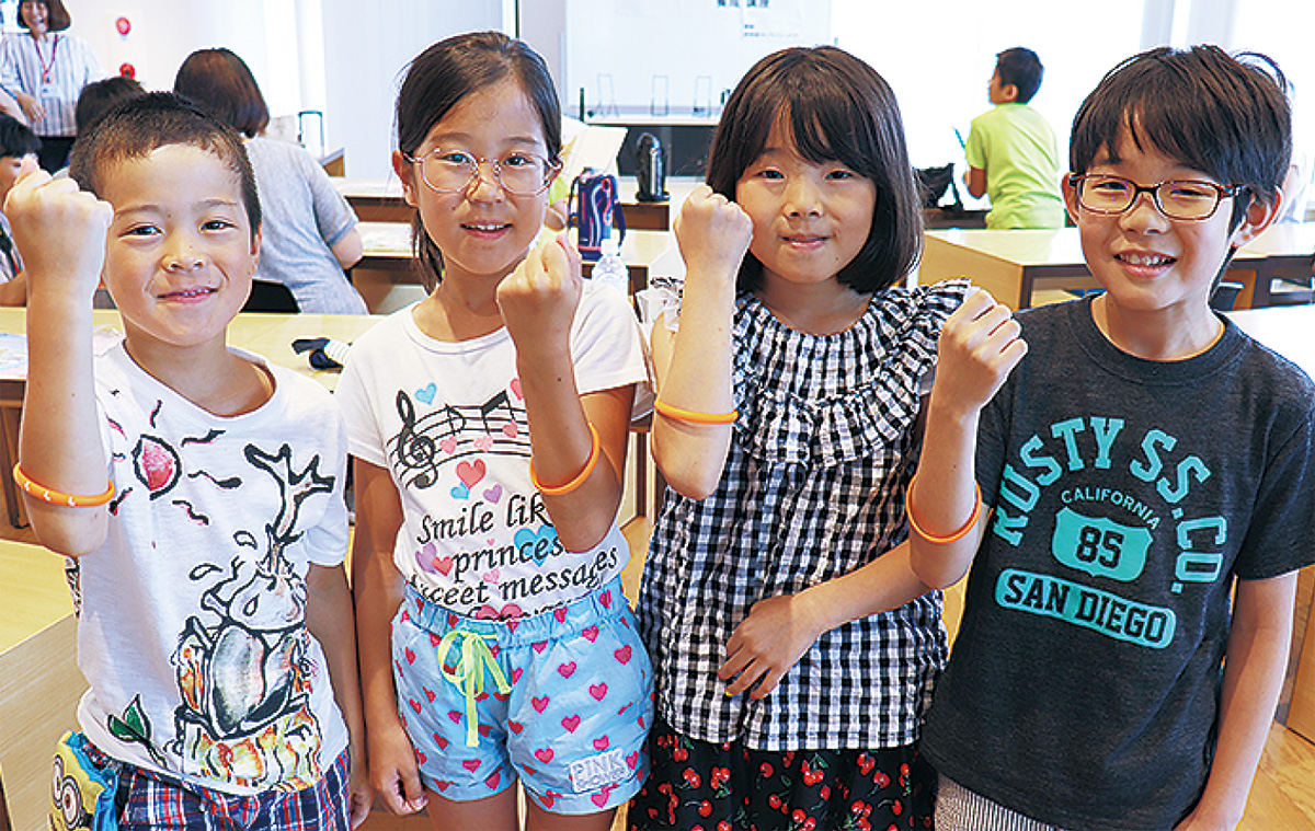 オレンジリングをつける児童ら