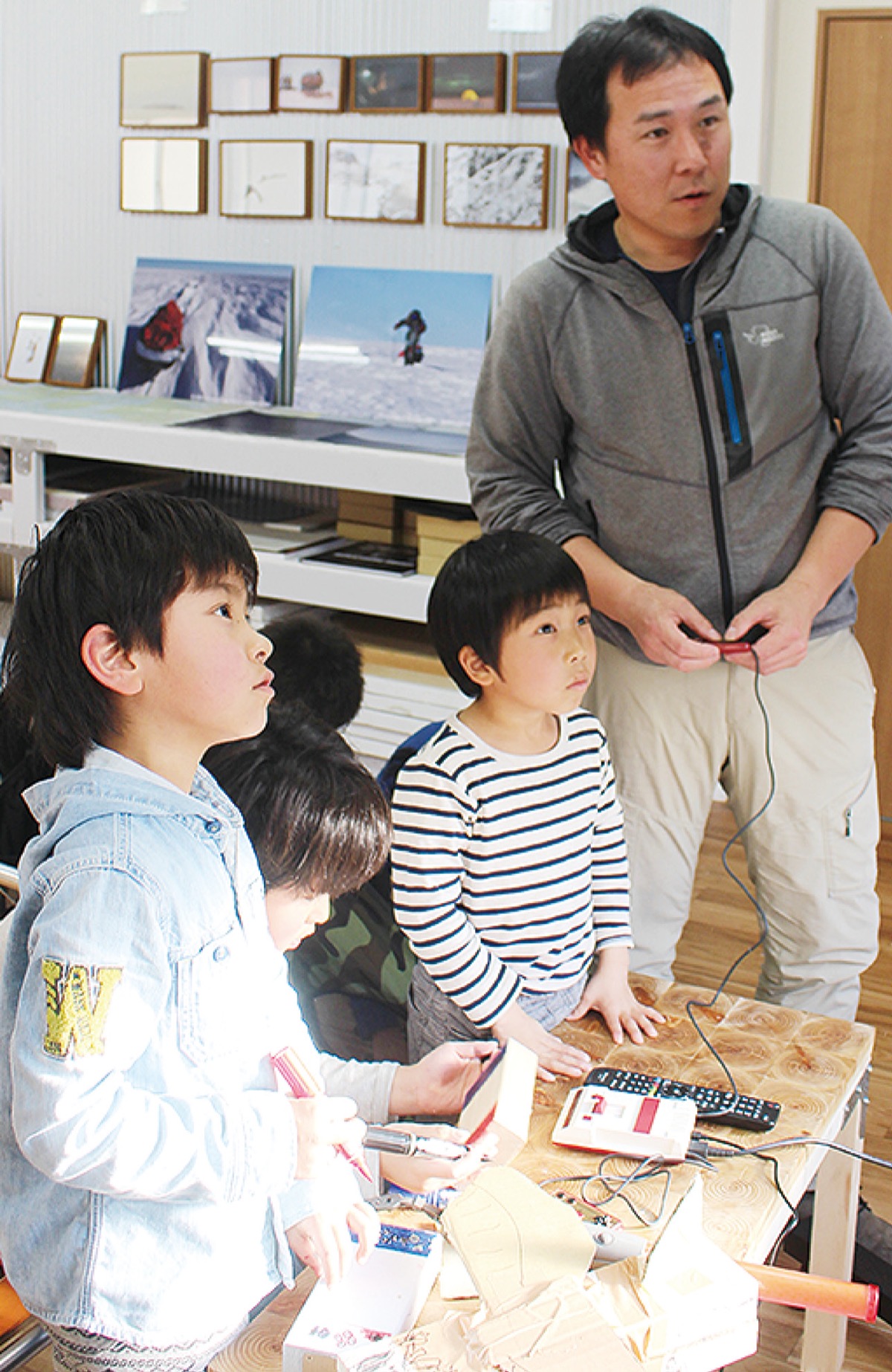 主に桜ヶ丘小の児童たちが訪れた（右が荻田さん）