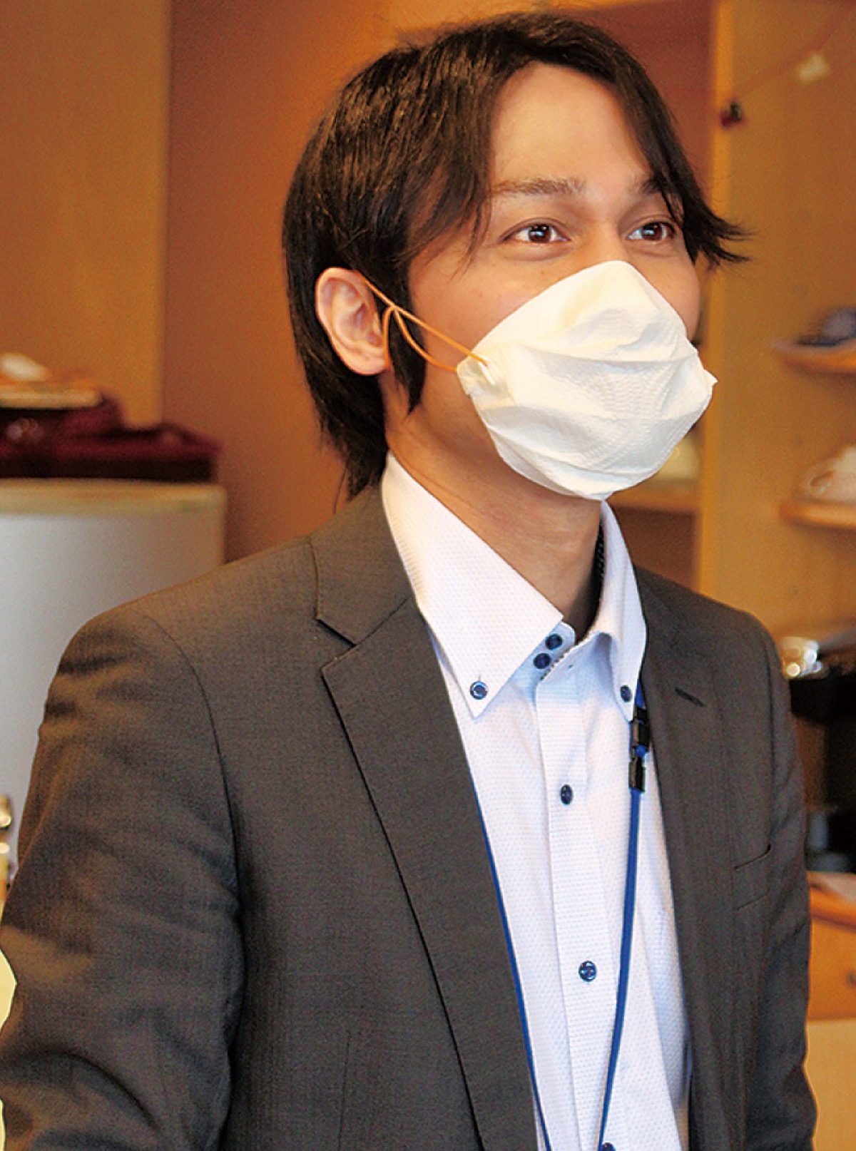 つけ心地を確認する高穂さん