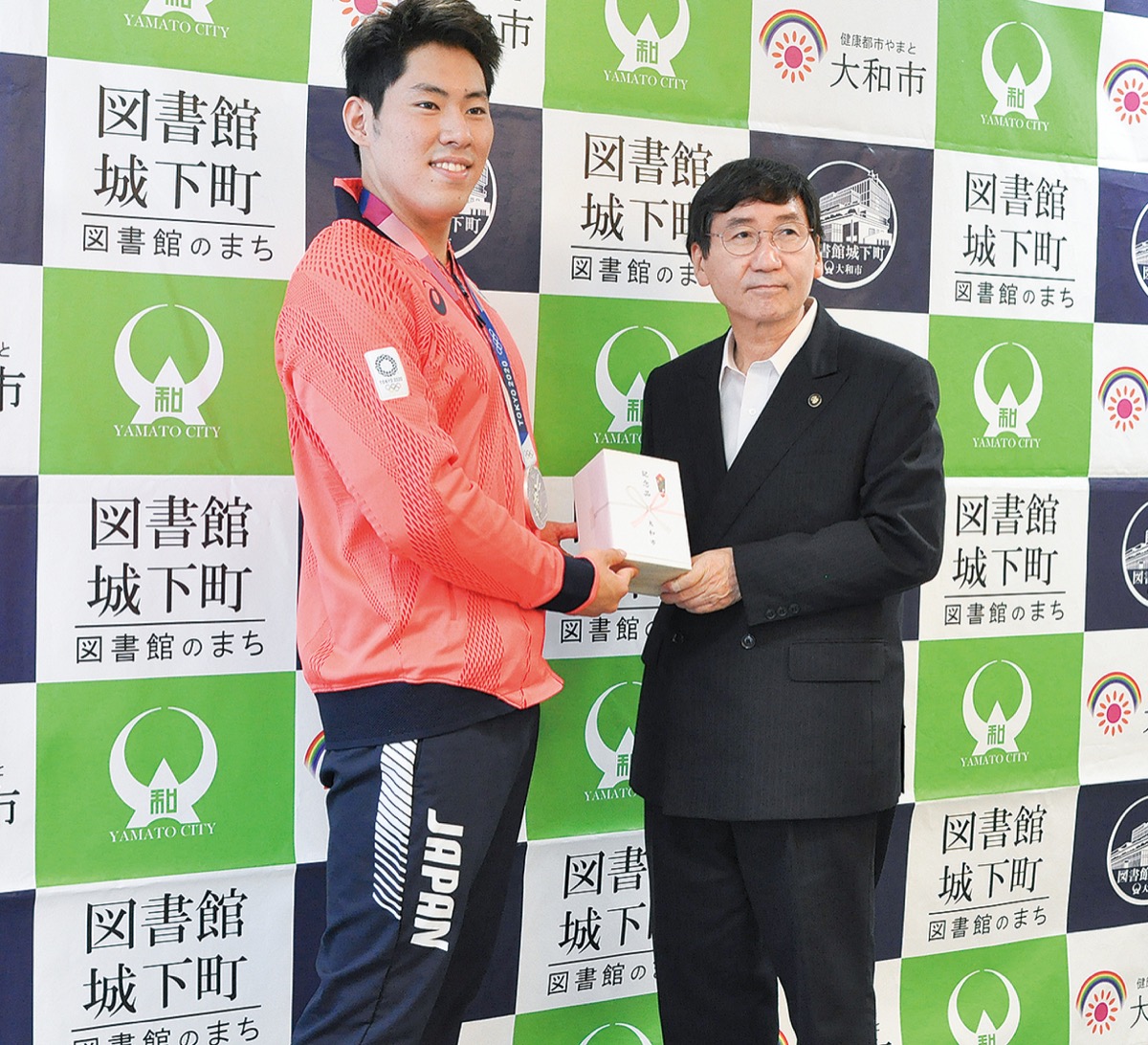 記念品を大木市長(写真右)から受け取る本多選手(写真左)