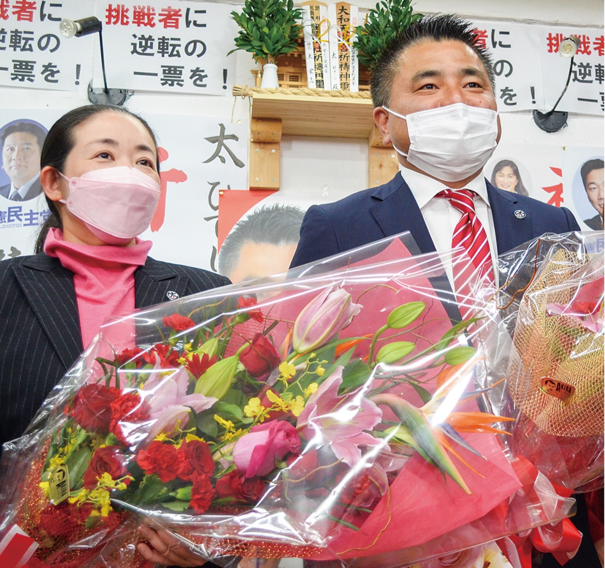 当確の報を受け、喜ぶ太氏(右)と妻のまどかさん
