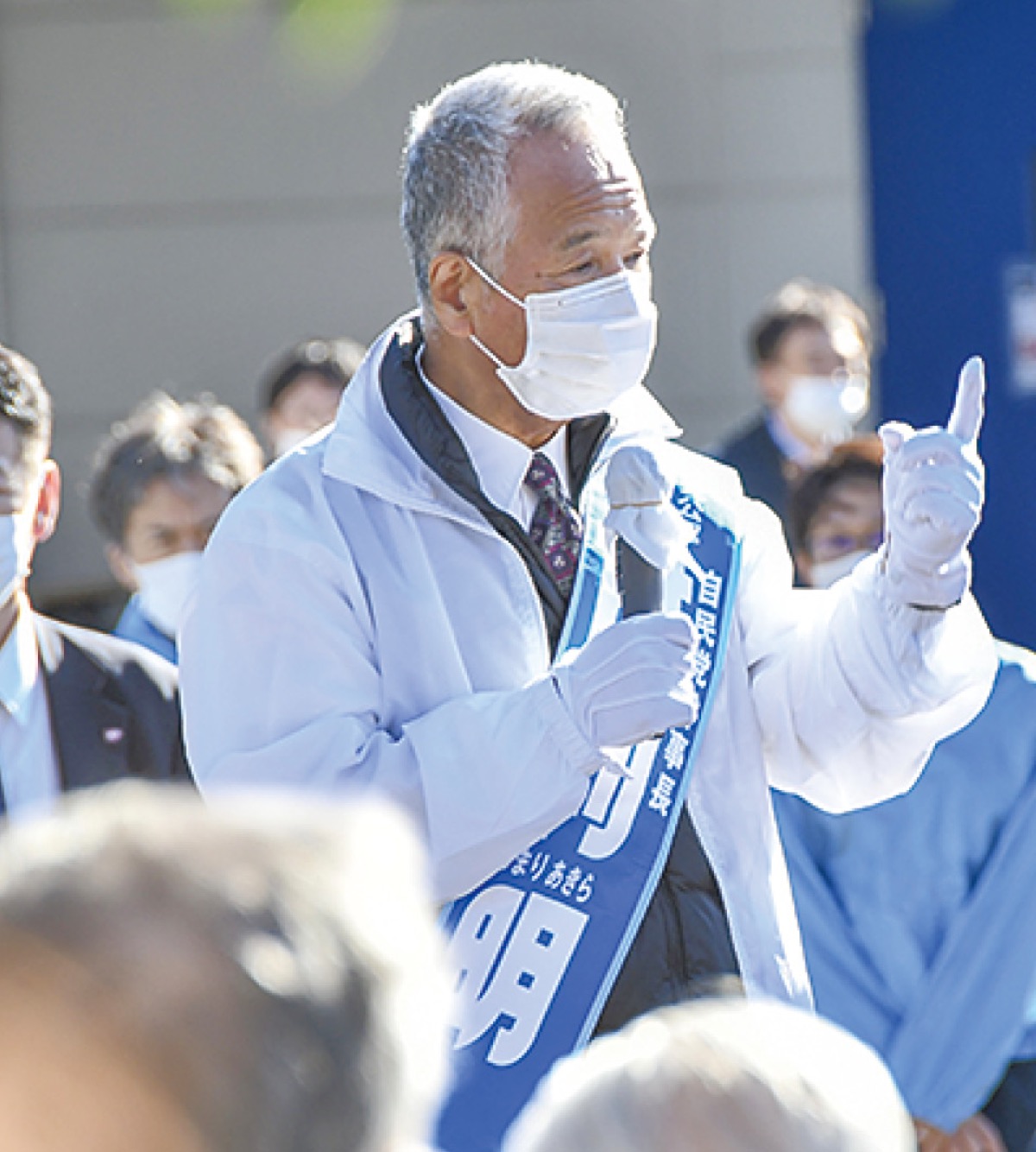 街頭演説で支持を訴える甘利氏=10月28日