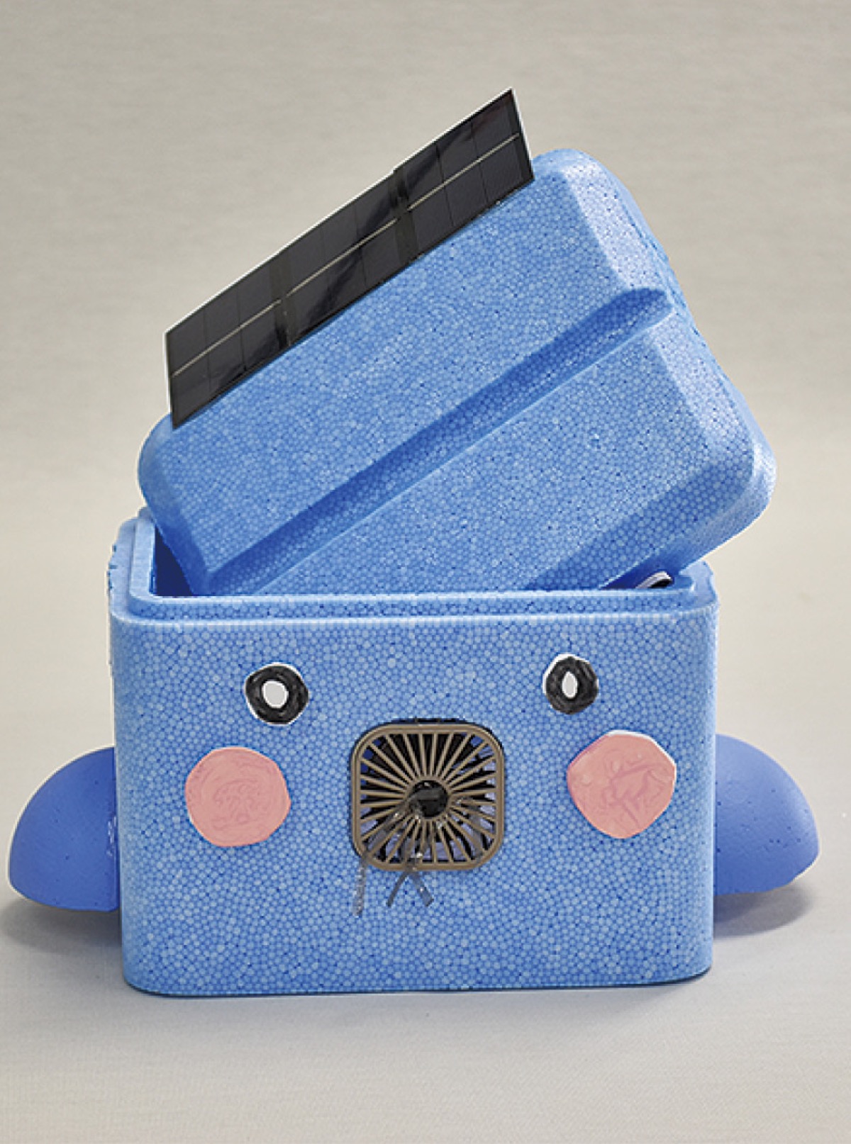 ファンが回るとヒゲがそよぐ