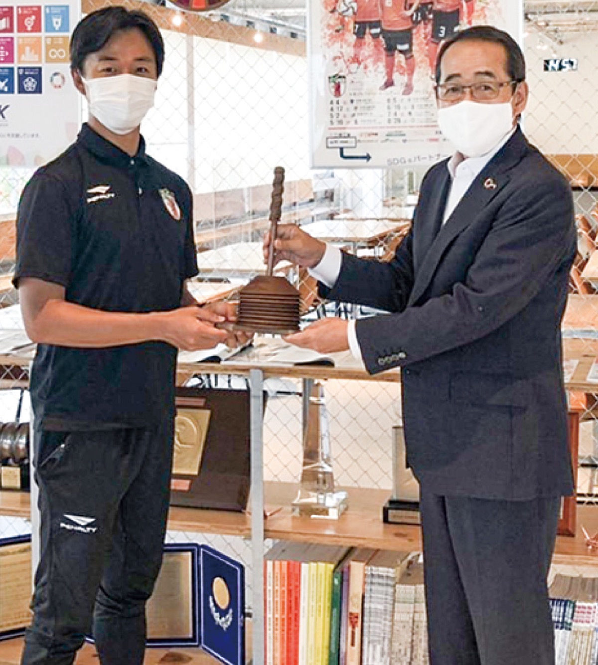 大和シルフィード・大多和社長に試作品を手渡す工藤紀雄社長（右)