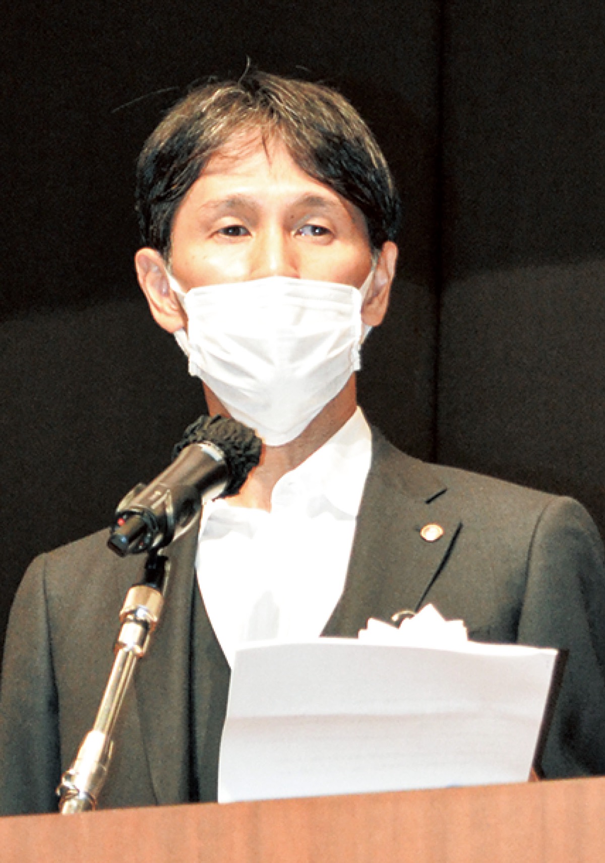 挨拶する遠藤支部長