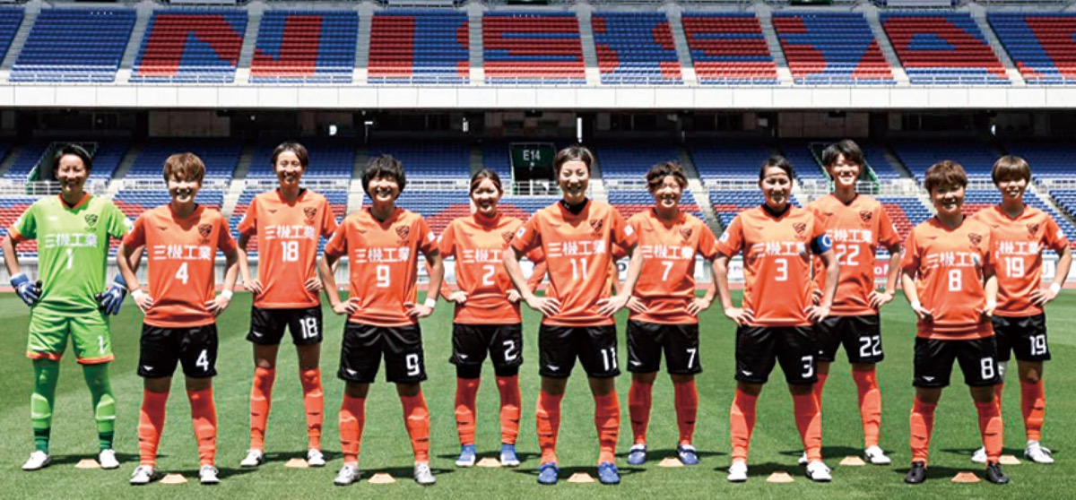 試合前に笑顔で記念撮影に応じる選手たち