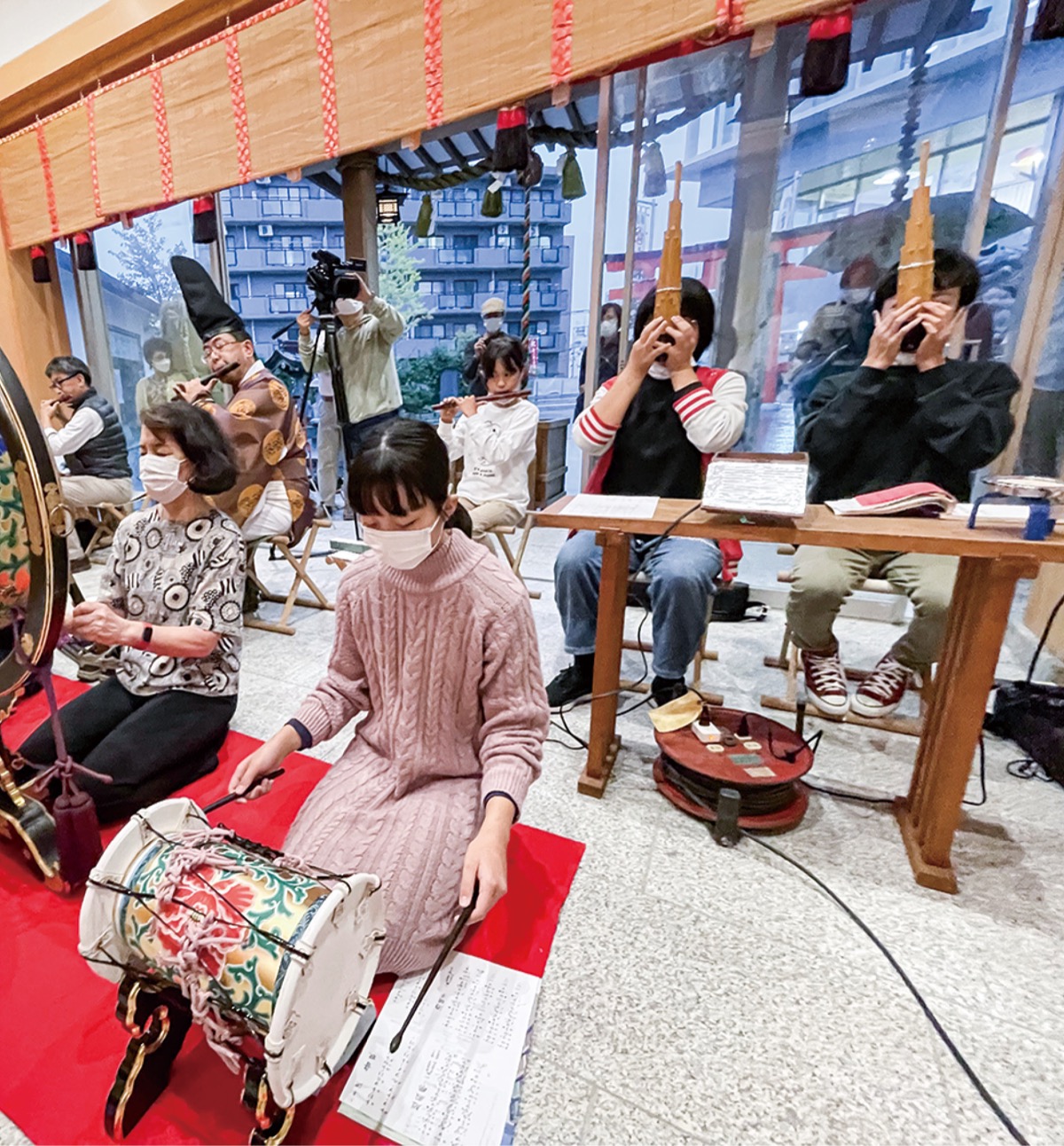 大人と一緒に演奏する児童・生徒たち