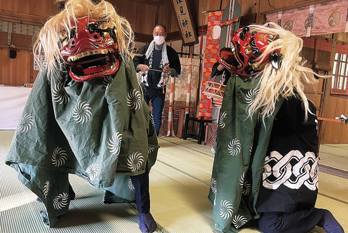 本殿で勇壮な舞を披露した＝2日・深見神社