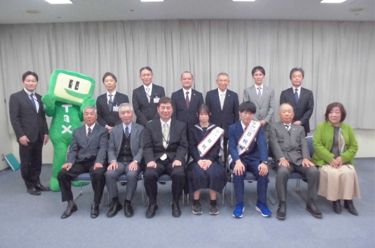 中学生２人が一日税務署長