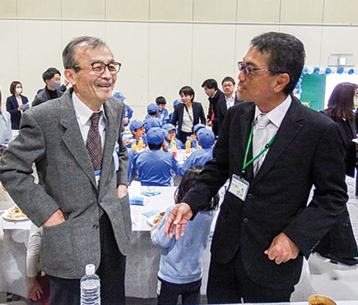 歓談を楽しむ井上さん(左)と大矢代表