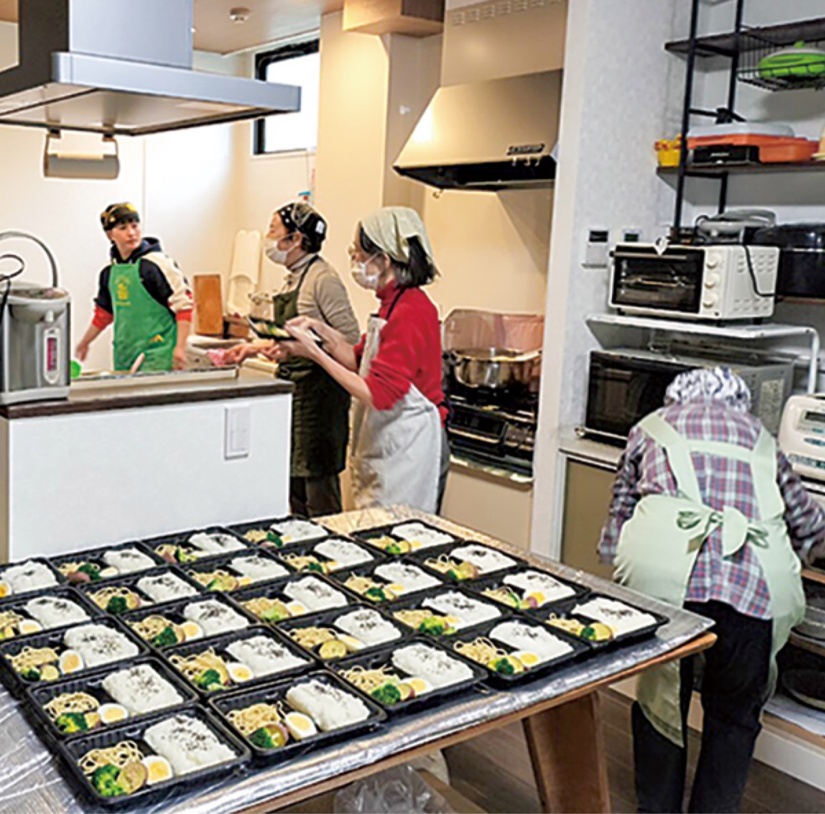 CASA LALA MARINO内で行われた子ども食堂の様子