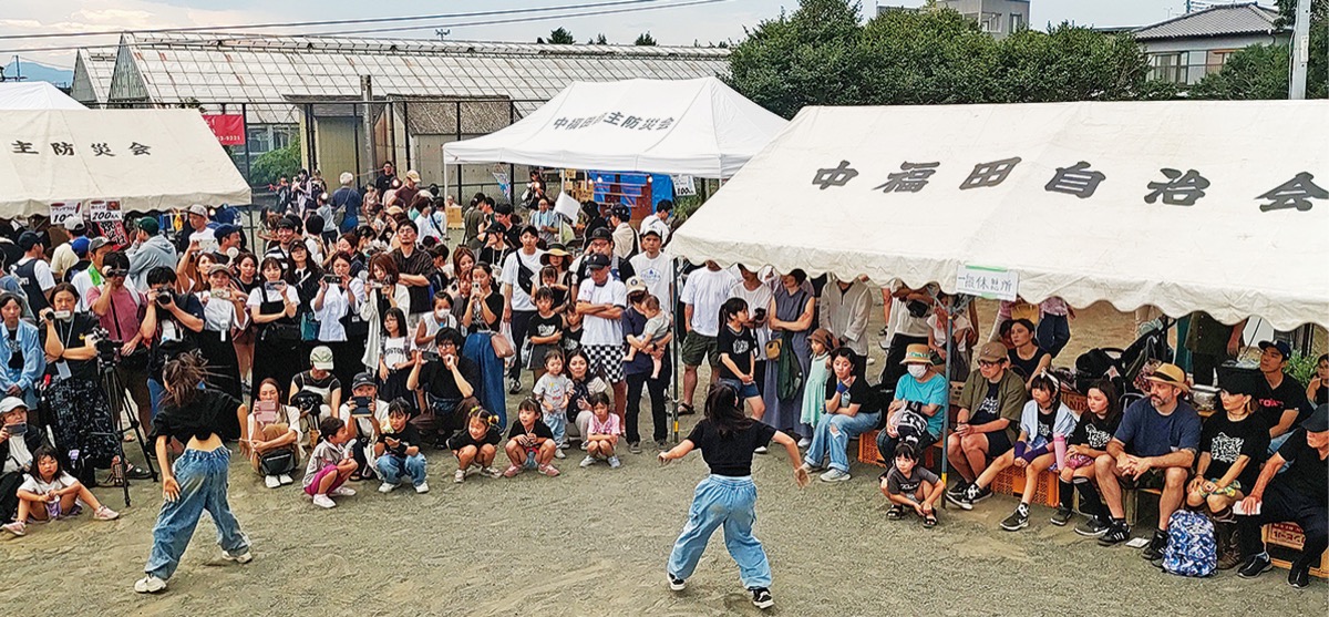 多くの人でにぎわった夏祭りのひとコマ