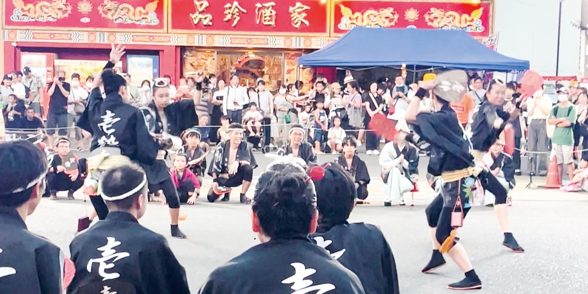 組踊りを楽しむ