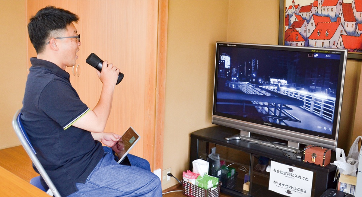 自治会館でカラオケを