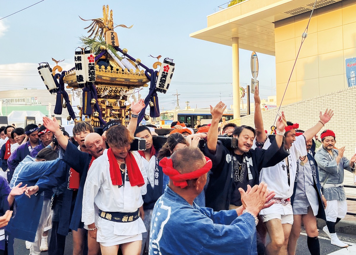 大神輿で盛り上がる