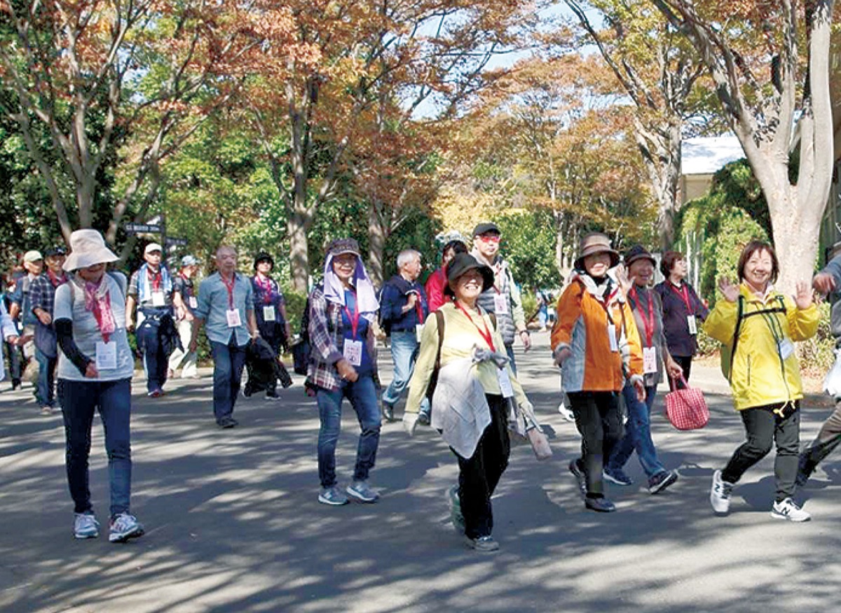 秋空の下 楽しく歩こう