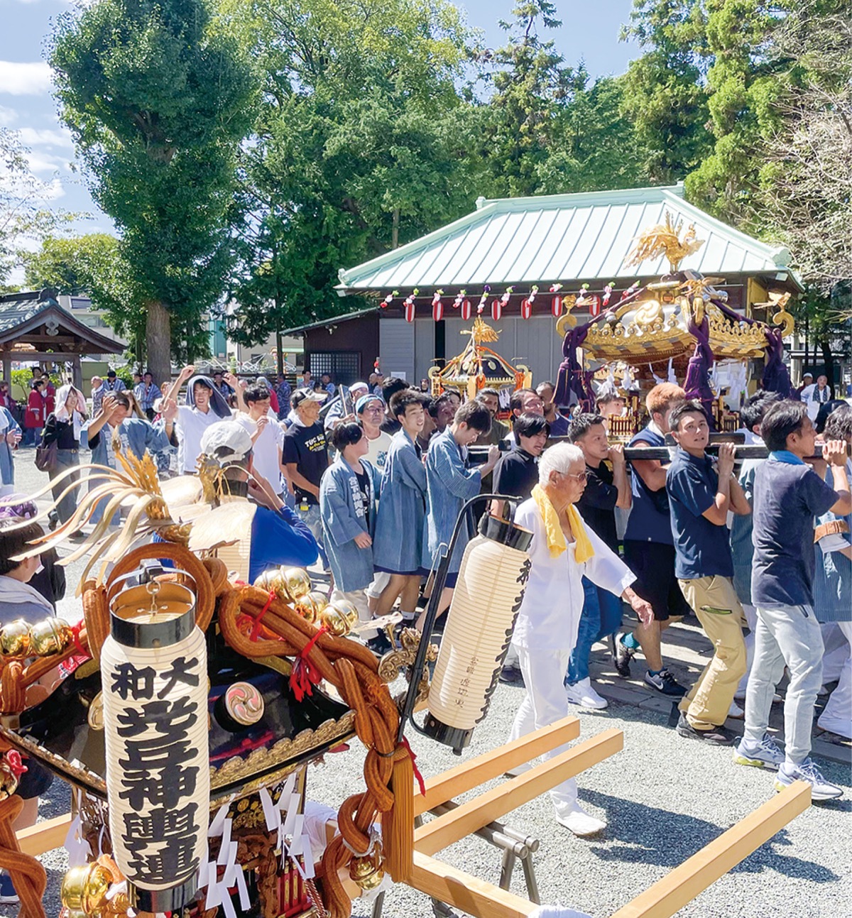 神輿に多くの人出