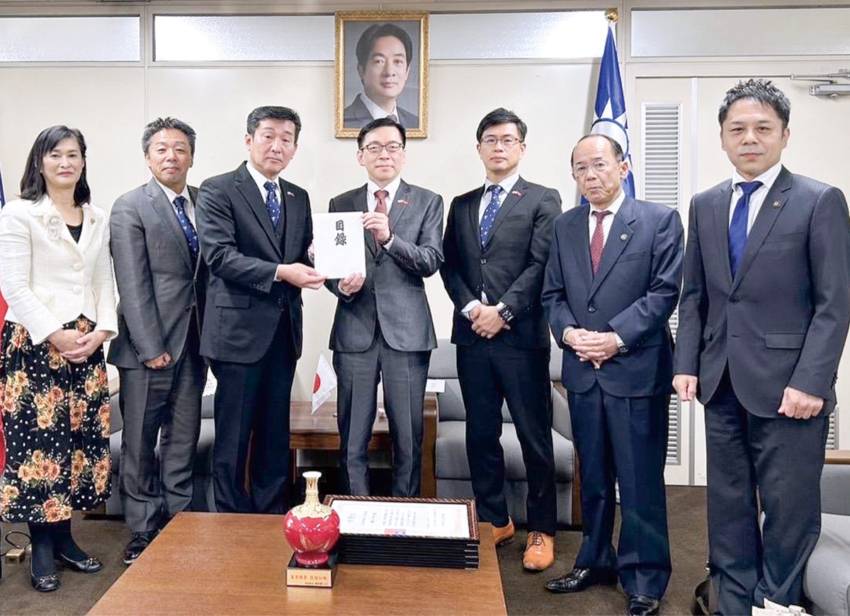 救援募金を届ける