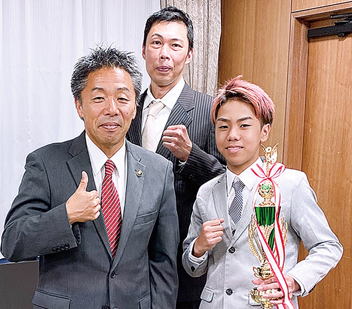 全国大会優勝を報告