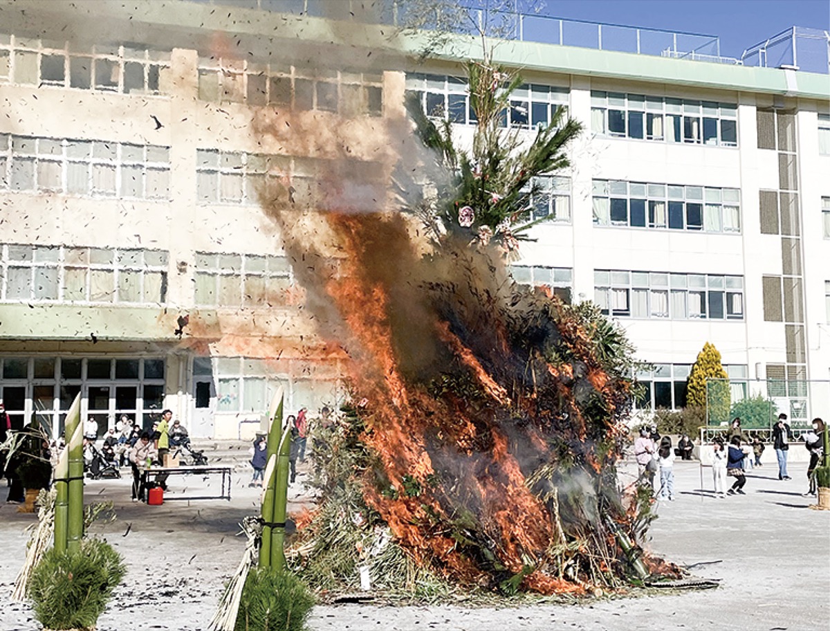 中林小でどんど焼き