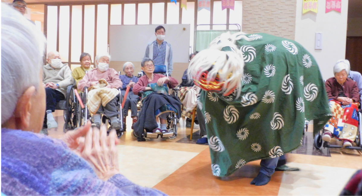 福祉施設で獅子舞を披露