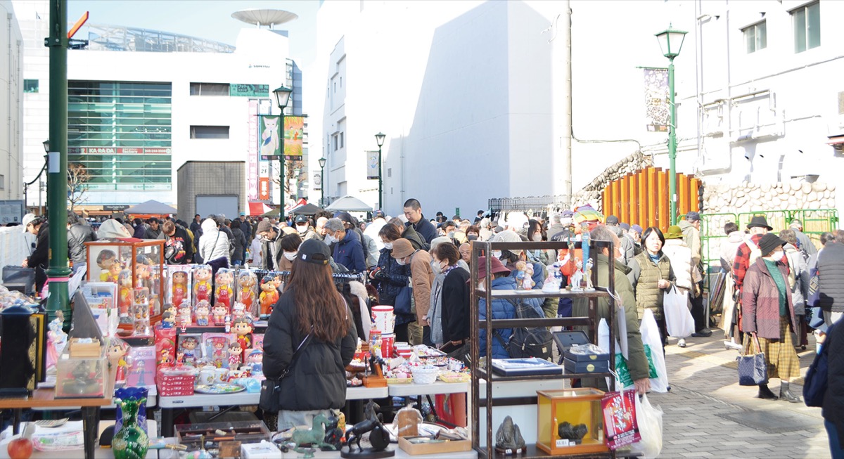 ｢初市｣にぎわう