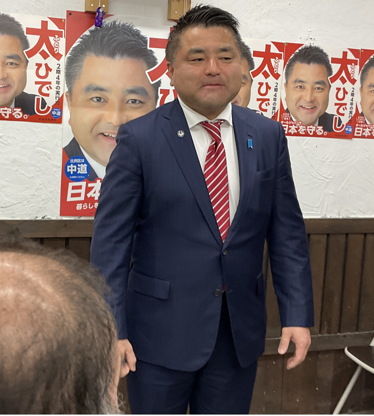 支援者にあいさつする太氏＝９日午前０時ごろ・大和東の選挙事務所で