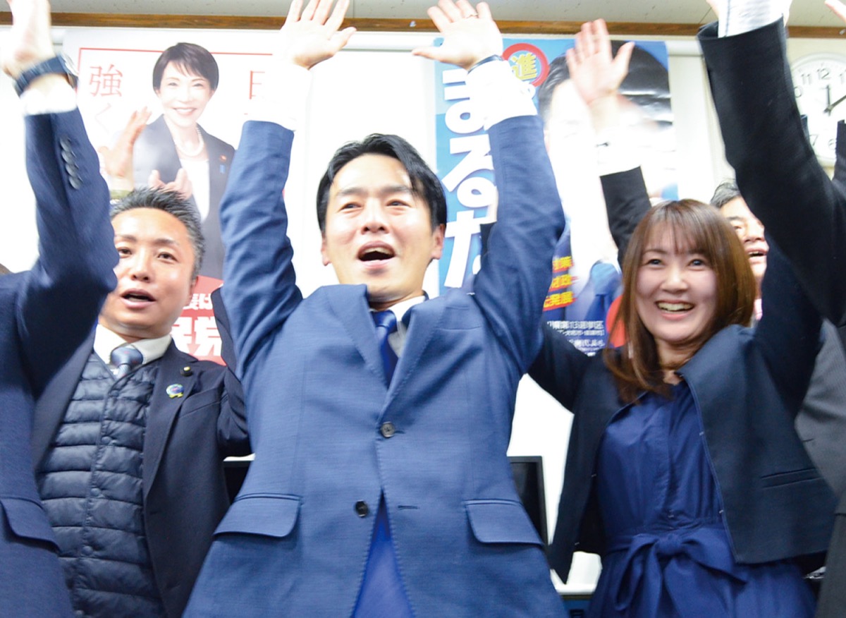 ２度目の挑戦で議席を獲得した丸田氏＝９日午前０時ごろ・桜森の選挙事務所で