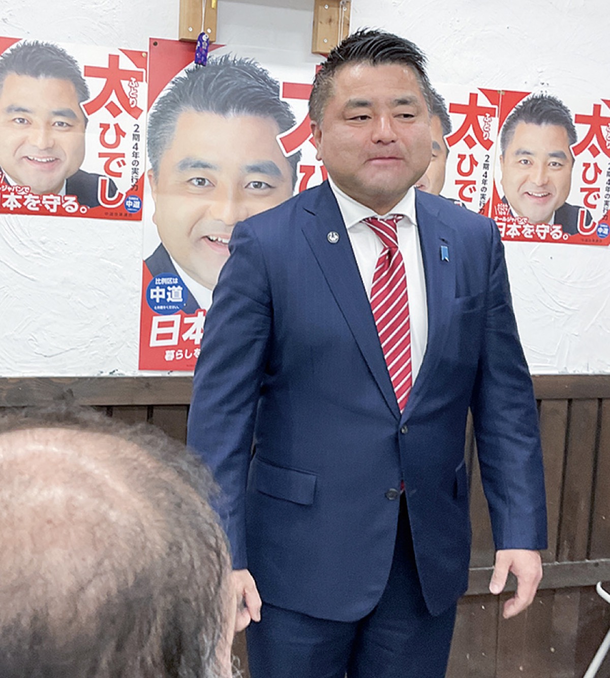 支援者にあいさつする太氏＝９日午前０時ごろ・大和東の選挙事務所で