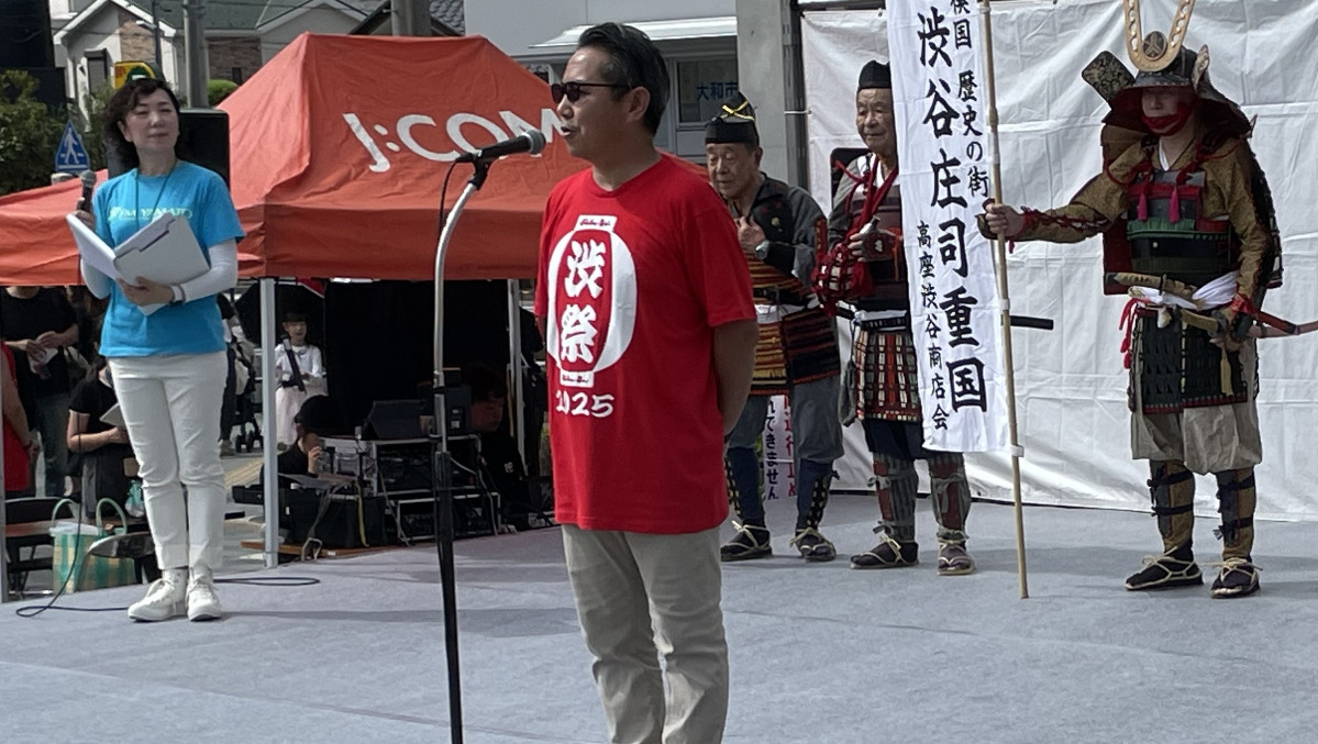 開会式であいさつする平田実行委員長＝昨年