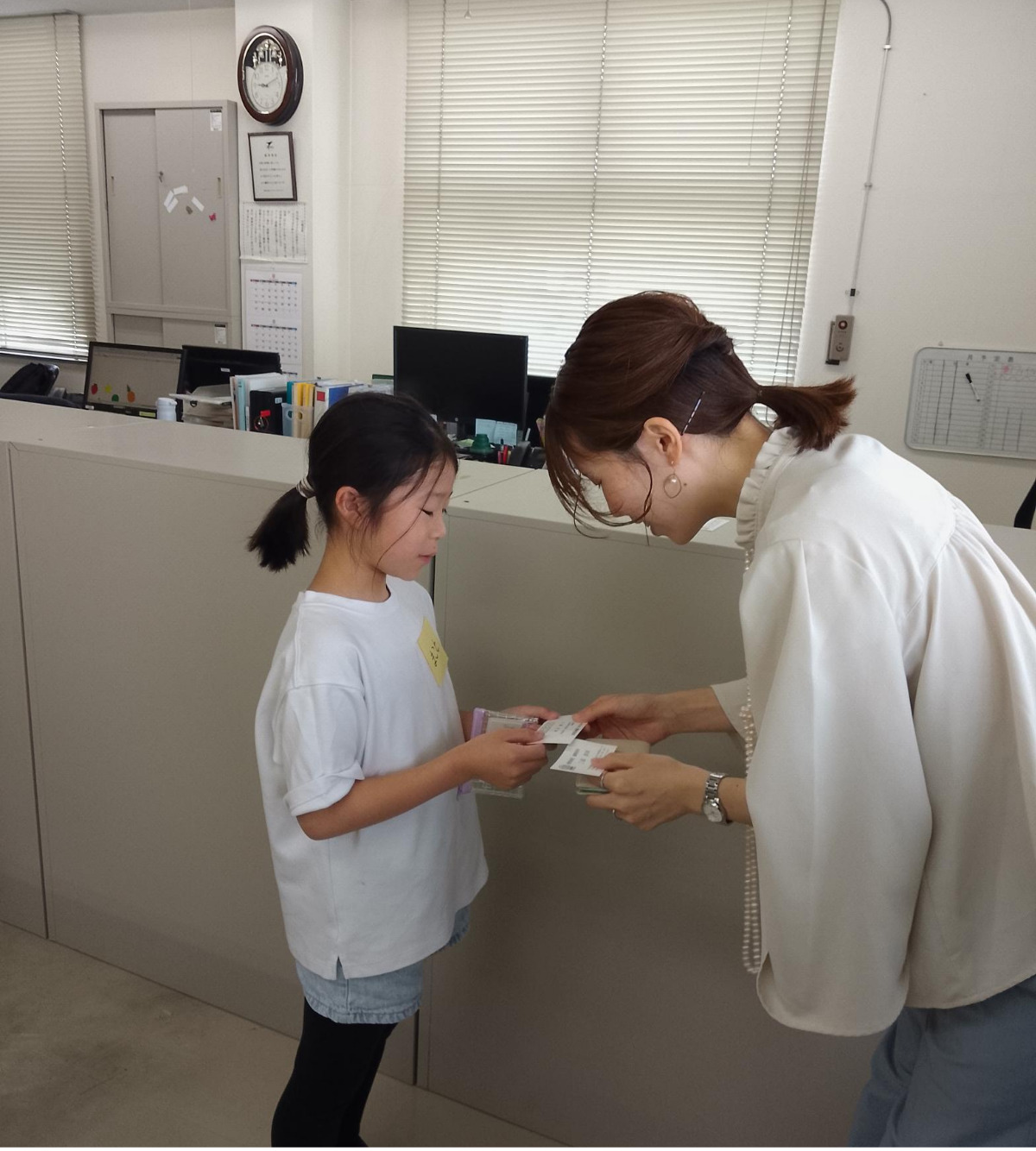 名刺交換の様子=4日・湘南保育本社