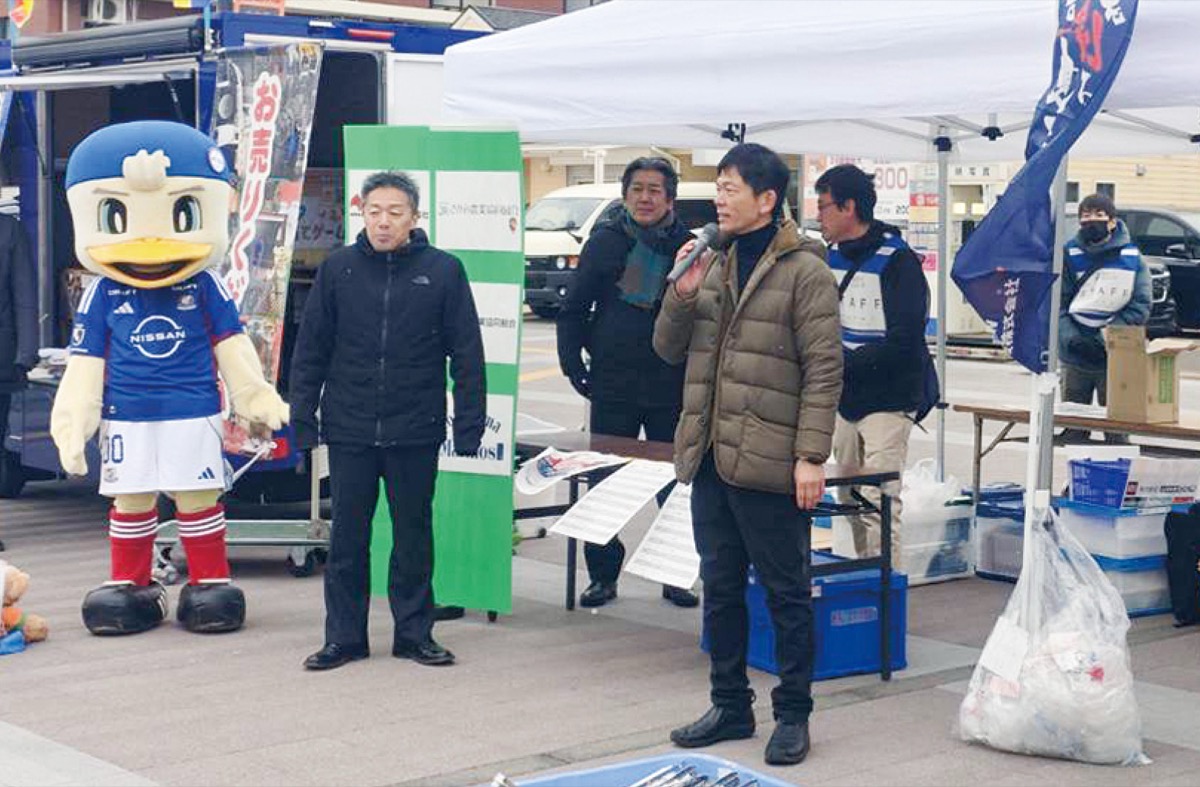 マイクを手にあいさつする横澤高太郎さん
