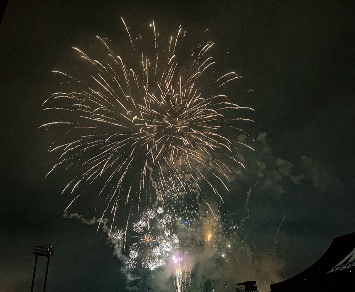 夜空を彩った打ち上げ花火の様子