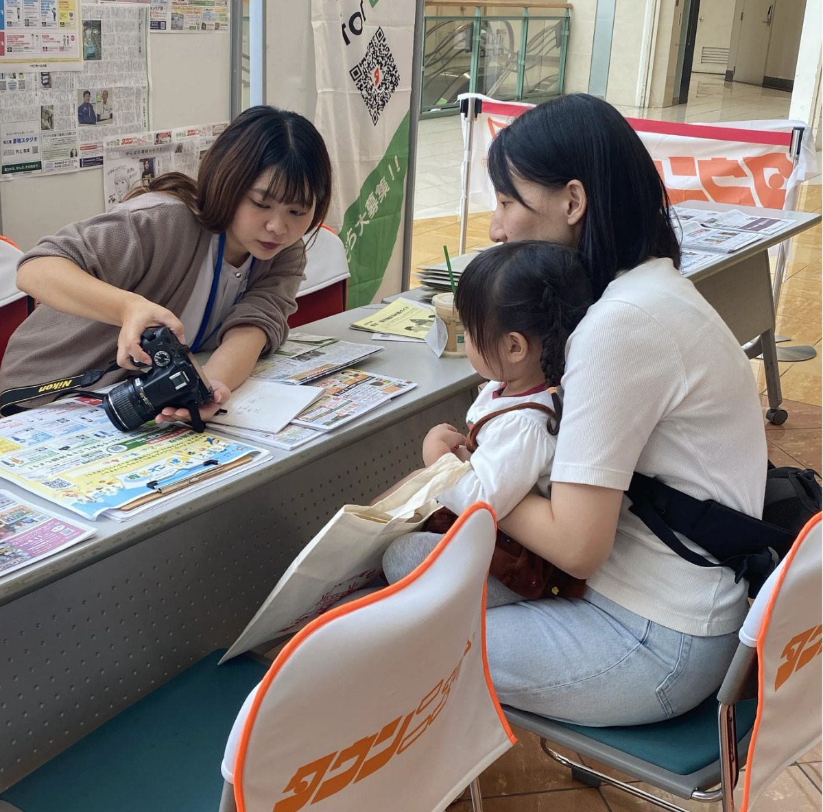 写真を確認する参加者